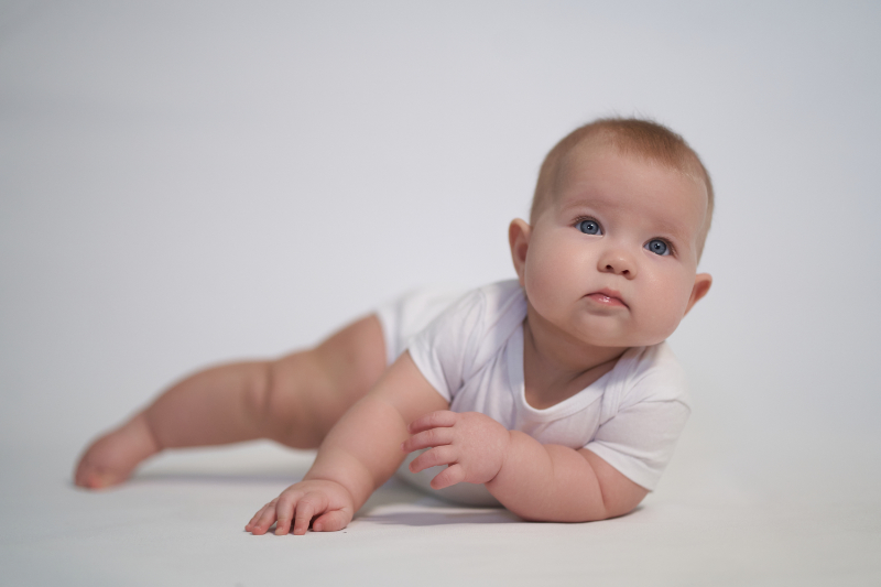 photo of infant pushing onto upper extremities